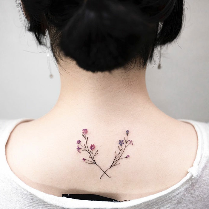 tatuajes en la espalda mujeres, precioso diseño con flores en la parte superior de la espalda 