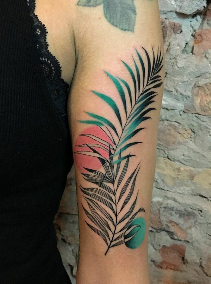 tatuajes botanicos en el brazo, diseños coloridos con pintura en acuarela, ideas de tatuajes originales 