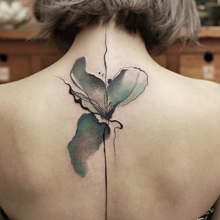precioso tatuaje en la columna vertebral, diseño de encanto en pintura acuarela, tatuajes hombres y mujeres 