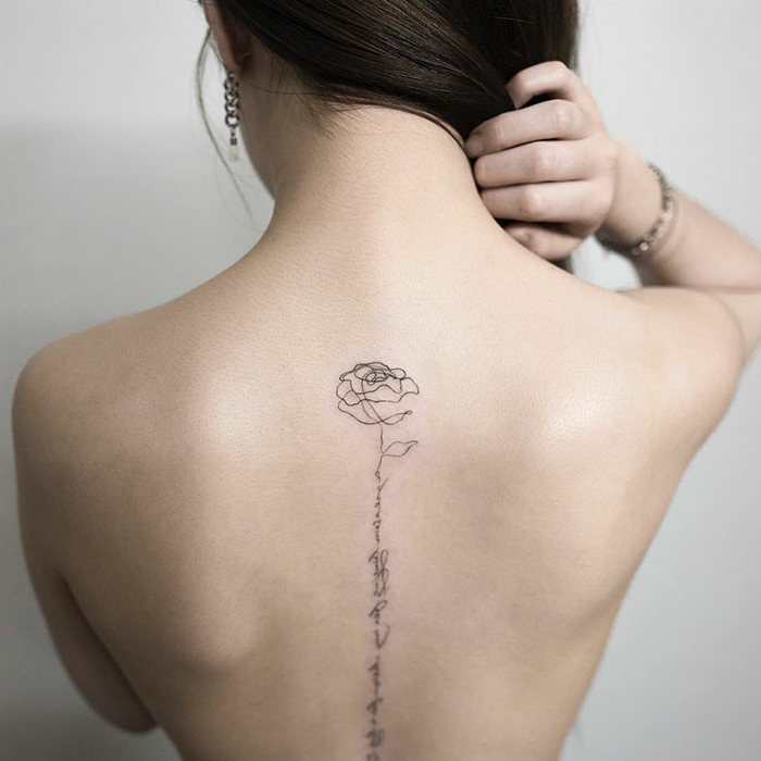 precioso tatuaje con flores en la columna vertebral, tattoos elegantes y femeninos, bonitas ideas 