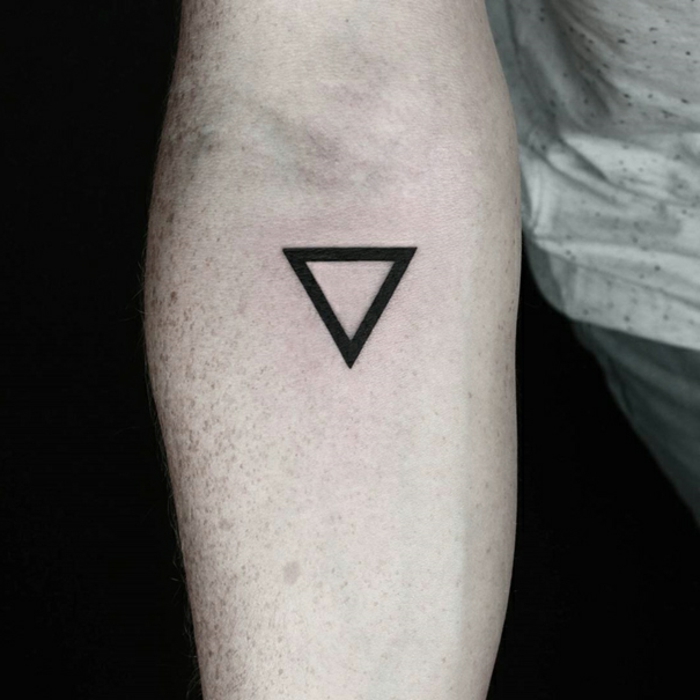 tatuajes pequeños hombre con alto significado, triángulo negro tatuado en el antebrazo 