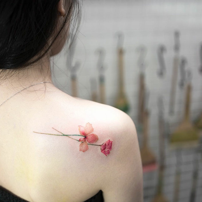 precioso tatuaje en el hombro, ideas de tatuajes femeninos y elegantes con motivos florales 