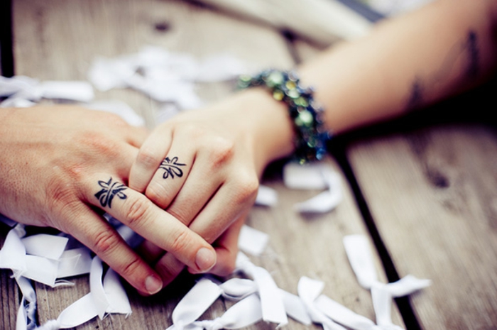 tatuajes para parejas, bonitas ideas y diseños en imágines, tatuajes en el dedo, tattoos para dos