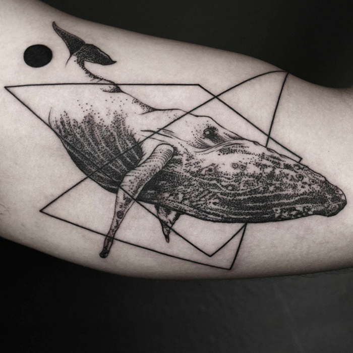 tatuajes brazo hombre de encanto, diseño geométrico, una balleno, triángulo y trapezoide 