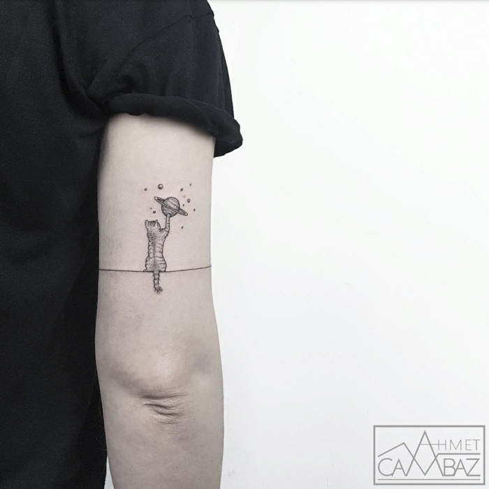 pequeño tatuaje en el brazo, ideas de tatuajes simbólicos con animales, diseños minimalsitas de encanto 