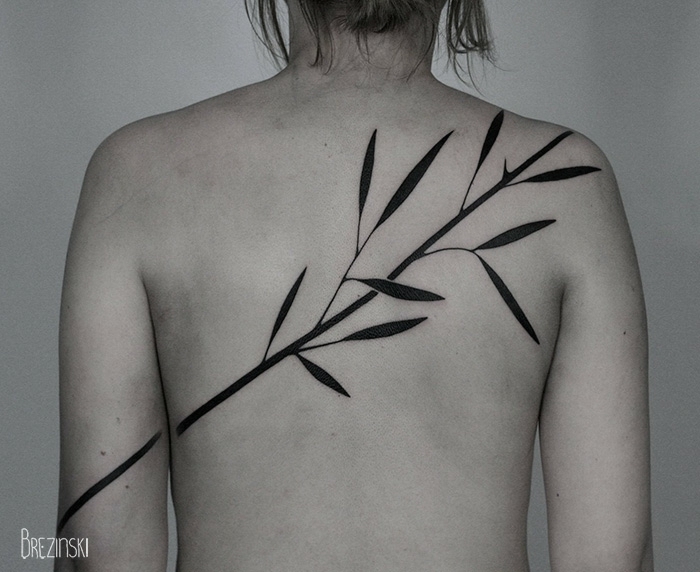 grande tatuaje en el brazo y en la espalda, tatuajes con motivos botánicos, tatuajes en la espalda hombres y mujeres 
