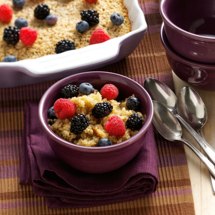 porridge receta super fácil de hacer adornado de frutas de estación, frambuesas, moras y arándanos