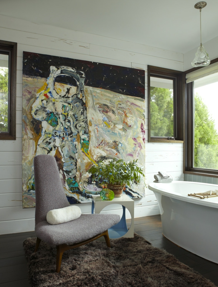 cuarto de baño decorado en estilo contemporaneo con grande pintura en la pared y muebles de diseño, ideas de cuartos de baño de diseño