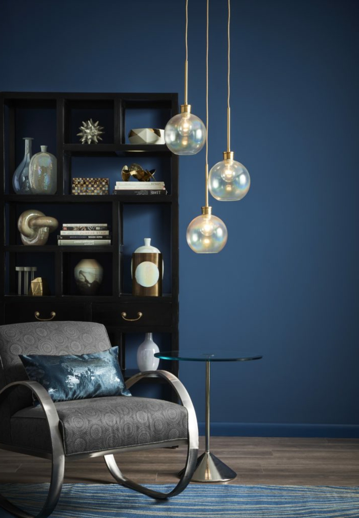 ideas de colores de pintura para salones 2019, pared pintada en azul oscuro, lámparas de diseño, decoración tonos oscuros