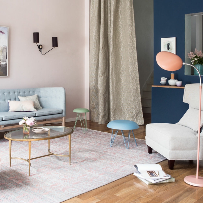 salón decorado en colores pastel, que colores se llevan para pintar un salon en 2019, sofá en azul 