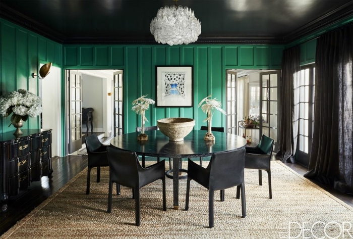 colores de pintura para salones en tendencia en 2019, paredes pintadas en verde intenso, muebles negros 