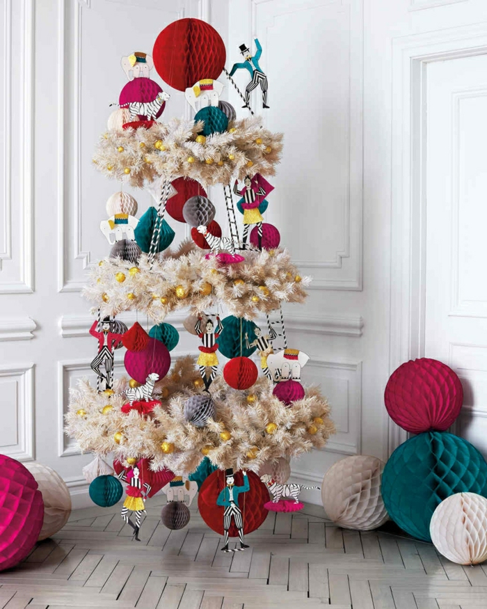 ideas de arboles de navidad originales en fotos, árbol navideño artificial en blanco de forma in usual