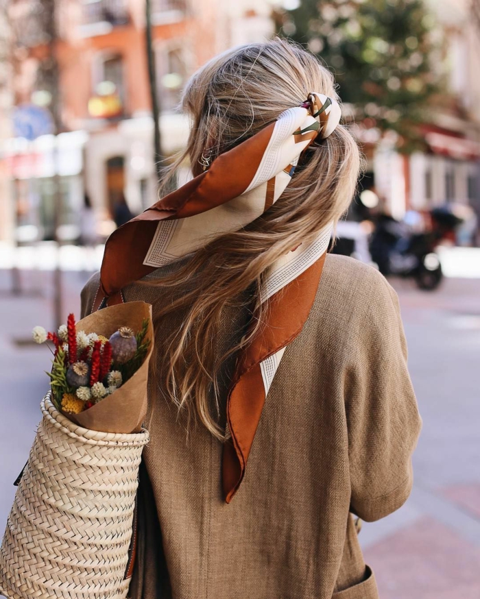 formas de ponerse un pañuelo en el pelo, semirecogido con pañuelo de seda, outfits modernos en beige 