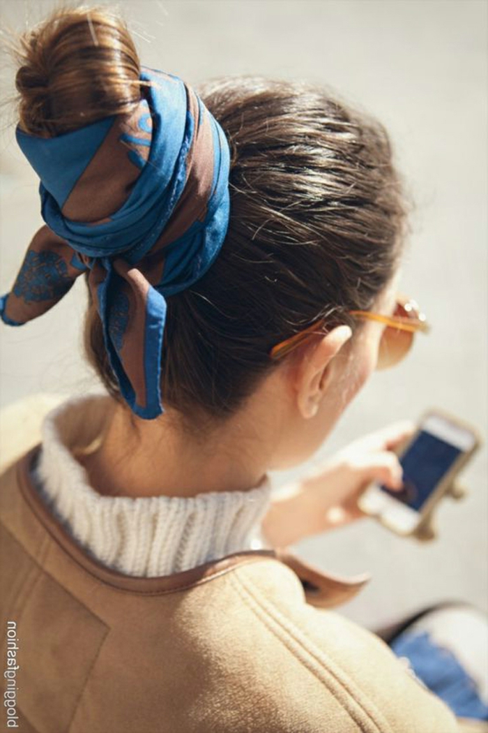 pañuelos en la cabeza originales, moño recogido en un fular en azul y marrón, tendencias mujer 2019 