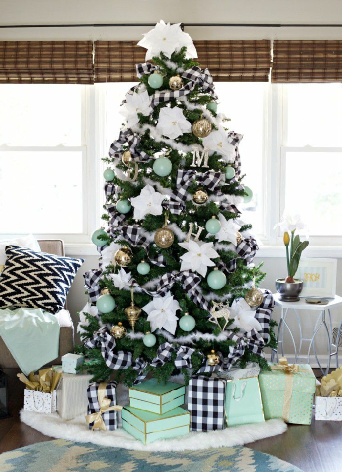 bonitas ideas de arboles de navidad originales, grande árbol artificial en verde con adornos en blanco, verde menta y dorado 