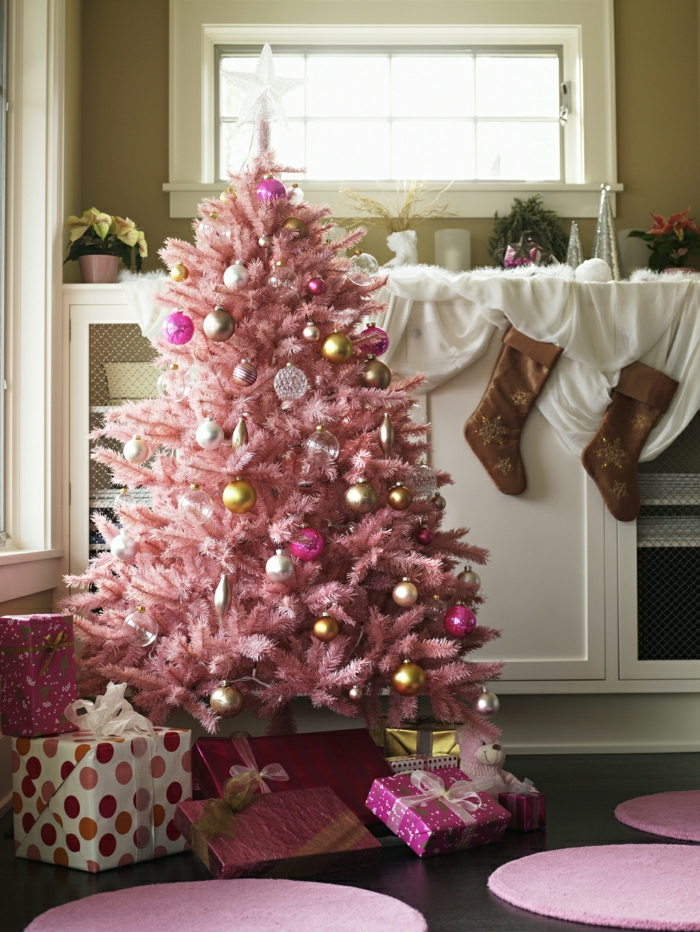 preciosas propuestas de decoración navideña, árbol de navidad artificial en rosado, arboles de navidad originales 