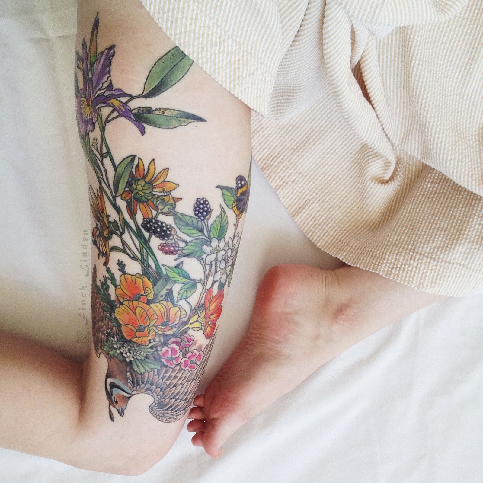 ideas de tatuajes old school para hombres y mujeres, tatuaje con flores en colores intensos en la cadera 