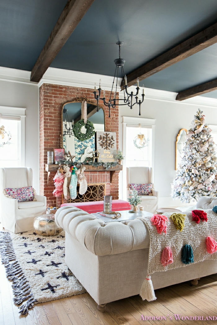 decoración navideña salón decorado en estilo rústico moderno, techo con vigas, pared de ladrillo, ideas de arboles de navidad originales
