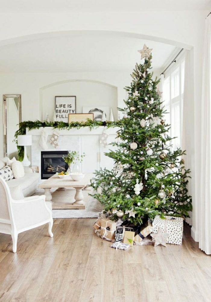 árboles de navidad originales para un salón decorado en estilo escandinavo, suelo de parquet paredes blancas 