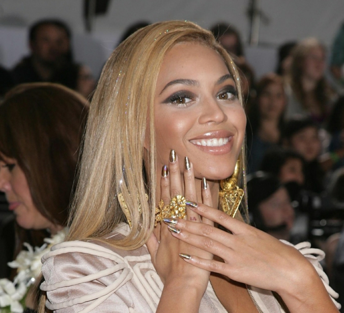 Beyonce con uñas largas pintadas en dorado, uñas de acrilico diseños exclusivos, inspiración de las celebridades 