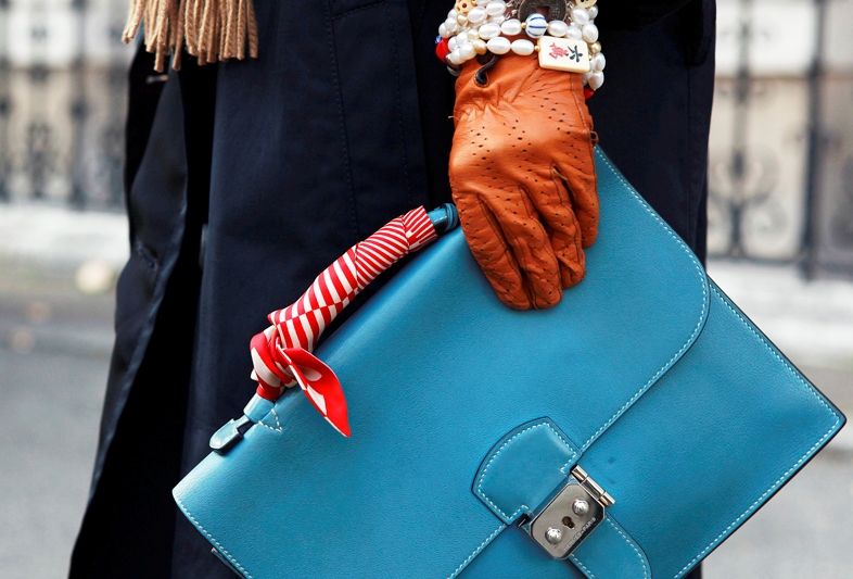 formas de ponerse un pañuelo en el bolso, bolso de diseño en azul turquesa, pañuelo de seda en blanco y rojo 