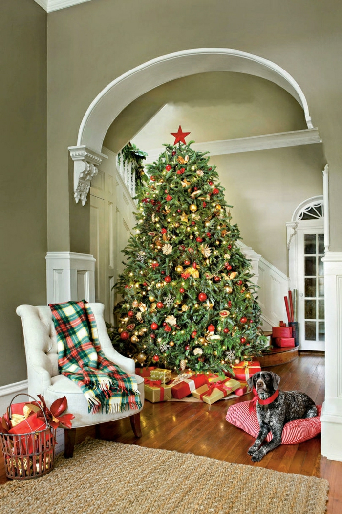 ideas de árboles de navidad originales, precioso salón decorado en estilo vintage, paredes verdes, grande árbol decorado en rojo y dorado 