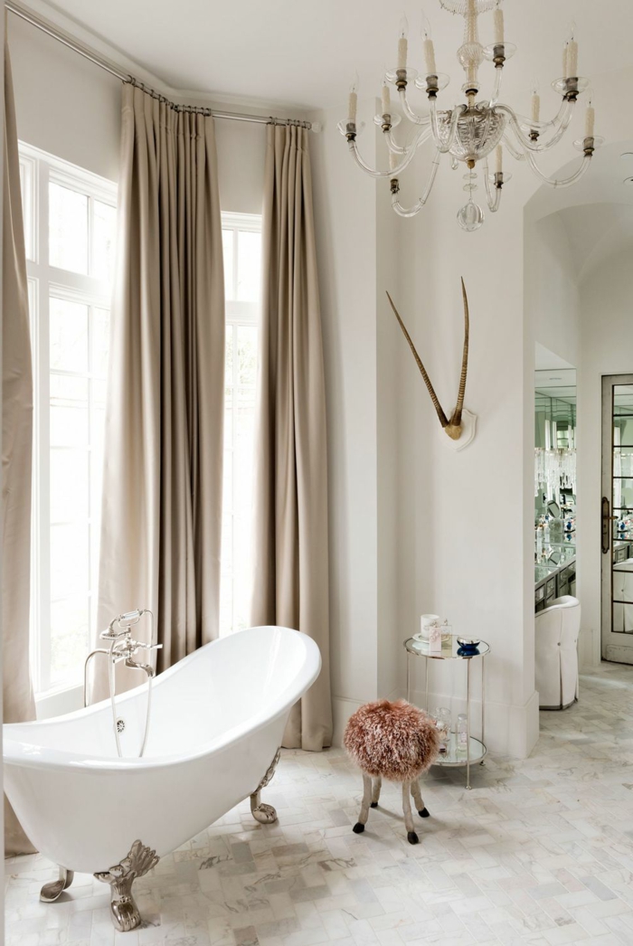 cuartos de baño de diseño decorados en estilo vintage, precioso baño en beige, cortinas de diseño y bañera patas garra 