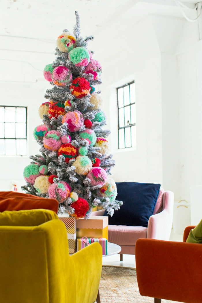 ejemplos alucinantes de decoración navideña moderna, árbol de navidad con pompones coloridos, árboles de navidad originales