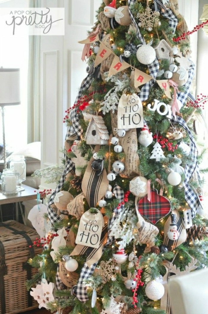 decoración árbol de navidad con muchos adornos en beige y rojo, árboles de navidad originales