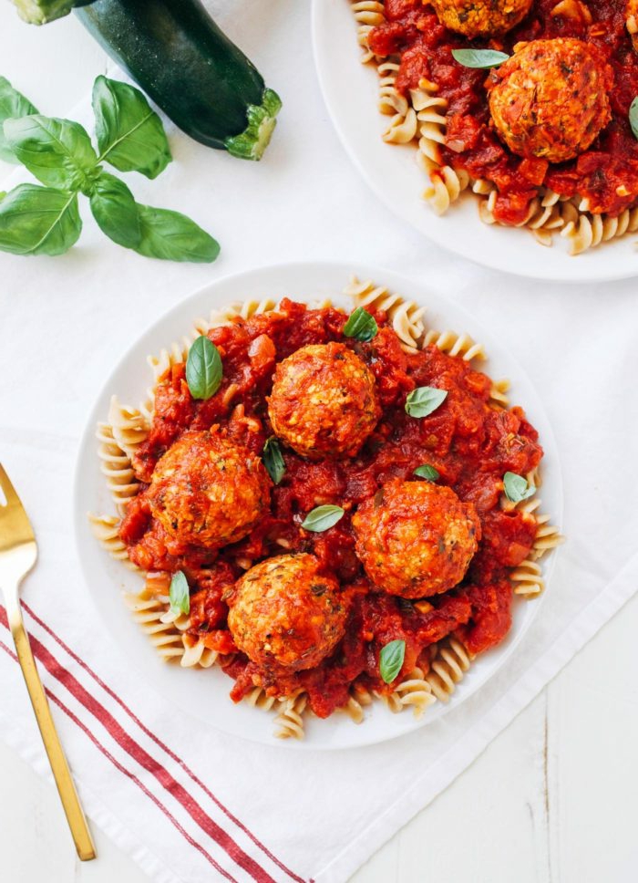 espaguetis veganos con albondiagas de calabacin, recetas veganas paso a paso, platos veganos y vegetarianos con recetas 