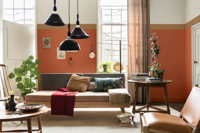 ideas de pintura salon dos colores, salón de diseño con paredes en naranja, beige y blanco, muebles en beige 