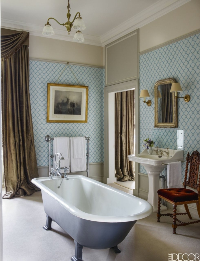azulejos para baños modernos, cuarto de baño decorado en estilo vintage con paredes con papel pintado y bañera patas garra 