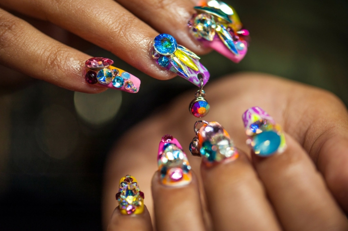 extravagantes propuestas de diseños de uñas acrílicas, uñas pintadas en muchos colores en acrílico con detalles 3D