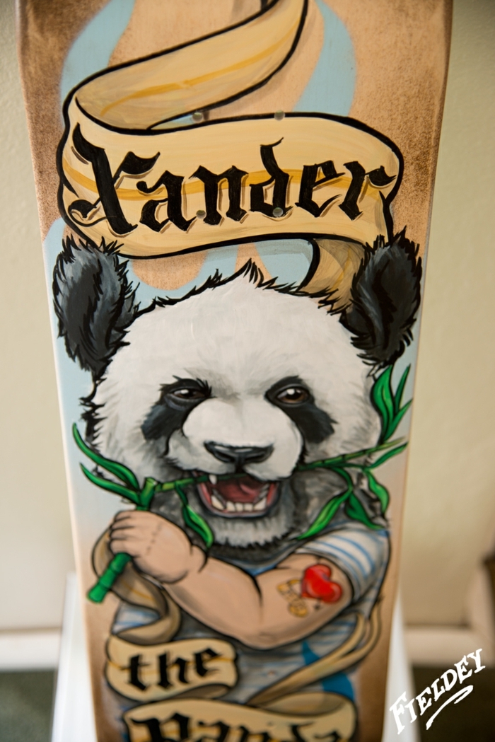 ideas originales de tatuajes old school, brazo entero tatuado, dibujo de panda en colores fuertes 
