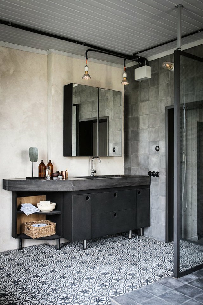 últimas tendencias en cuartos de baño en estilo industrial, azulejos mozáicos, armario gris, lámparas de diseño 