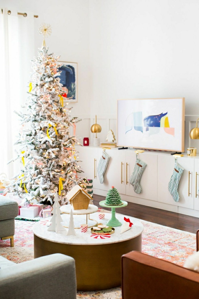 salón decorado con mucho encanto para Navidad, árboles de navidad originales, detalles decorativos en amarillo 
