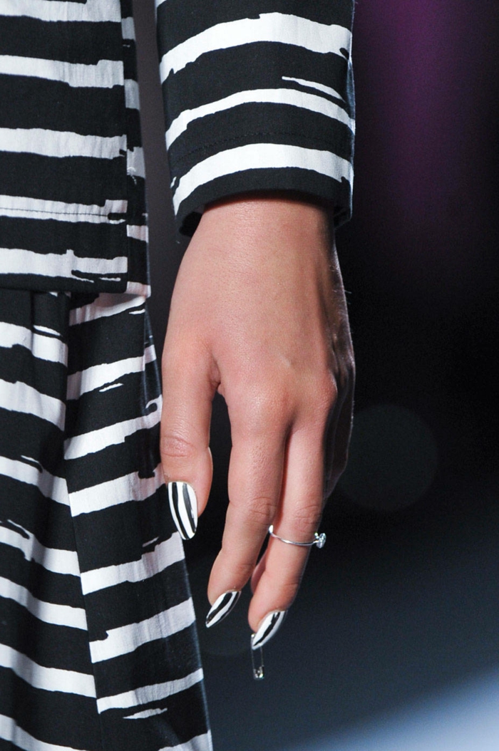 uñas acrílicas super modernas, decoración con elementos geométricos, uñas largas de forma almendrada con rayas en blanco y negro 