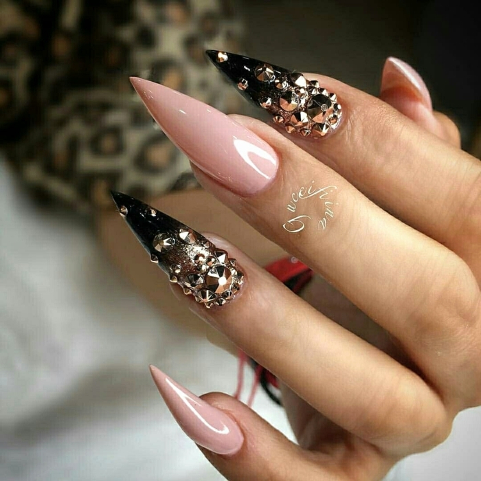 uñas de acrilico super largas con diseño original, forma de uñas stilleto, decoración en rosado y negro, piedras decorativas 