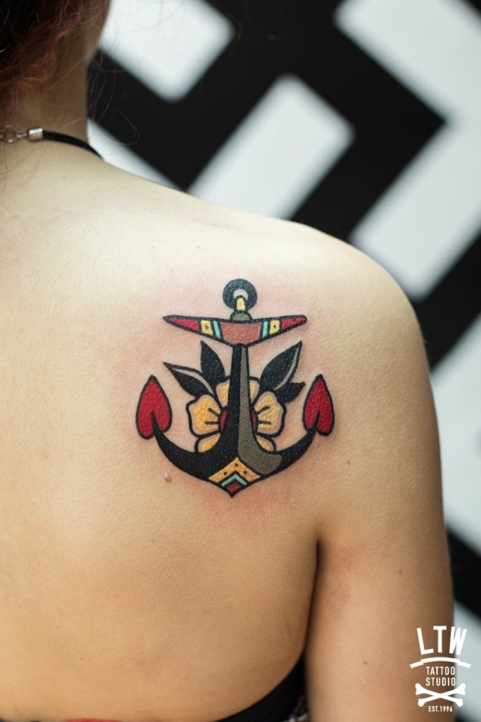 ideas de tatuajes tradicionales para hombres y mujeres, ancla colorida en la espalda, tatuajes faciles, ejemplos de tatuajes old school marineros