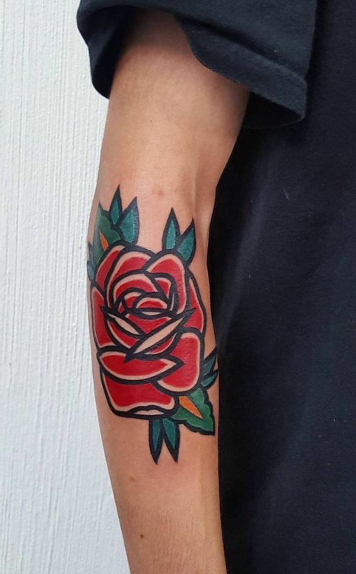 tatuajes tradicionales para hombres y mujeres, tatuajes old school rosas, grande rosa en estilo vintage tatuada en el antebrazo en color rojo fuego