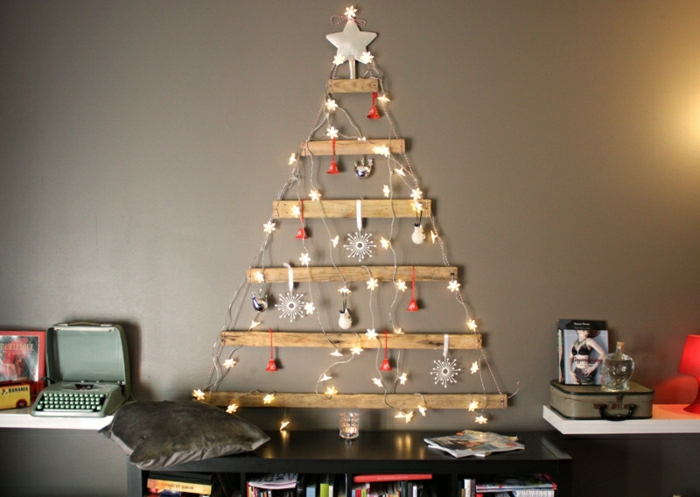 bonitas ideas de decoración navideña DIY, arbol de navidad de madera decorado con muchos detalles 