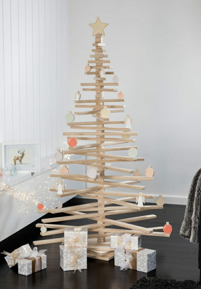 originales propuestas de arboles de navidad de materiales reciclados, arbol de navidad de madera con decoración minimalista 