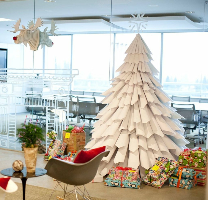 ingeniosa propuesta de arbol de navidad de papel, árboles de navidad originales hechos de materiales reciclados 