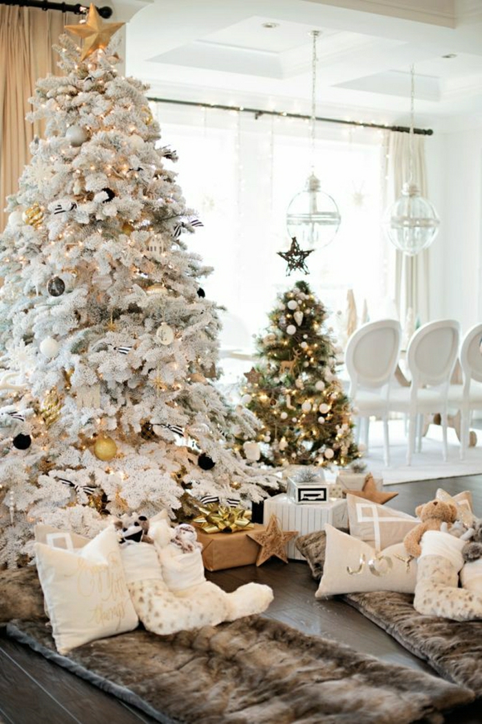  arboles navideños decorados tendencias 2018 2019, grande árbol artificial en blanco con detalles en dorado 