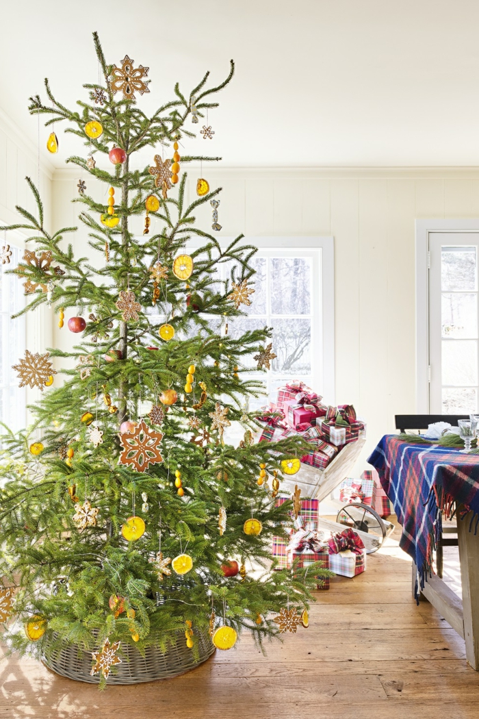 ingeniosas propuestas de arboles navideños decorados con decoración DIY, adornos navideños hechos con materiales reciclados