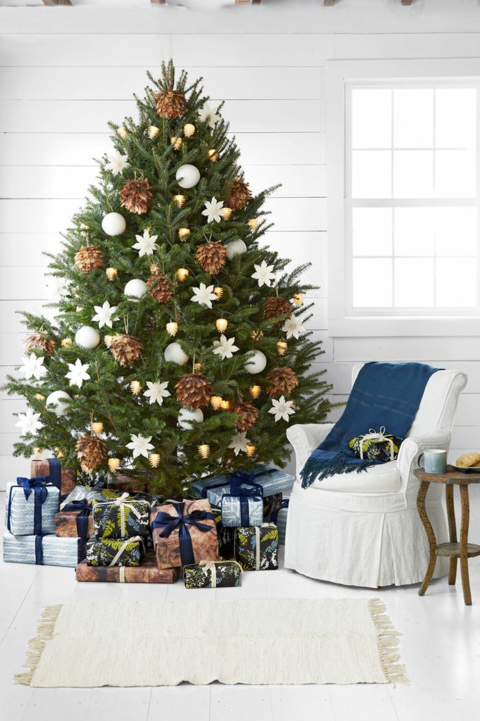 arboles navideños decorados con materiales reciclados, preciosa decoración con piñas y detalles decorativos blancos 