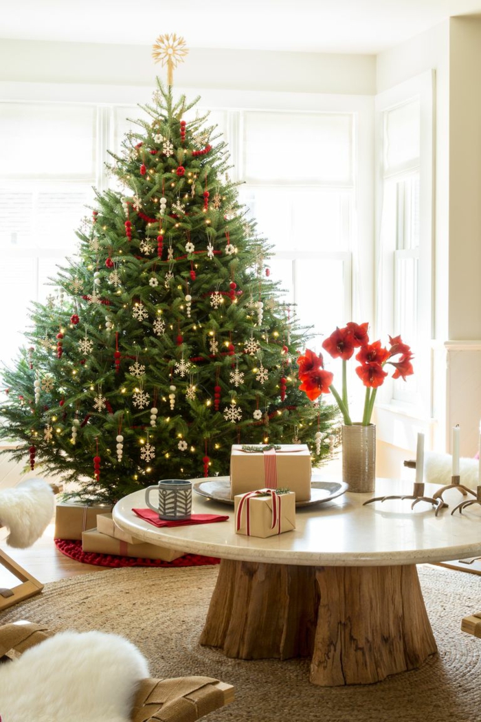 como decorar un arbol de navidad de manera tradicional, mini adornos navideños en rojo y dorado, ambiente en estilo rústico 