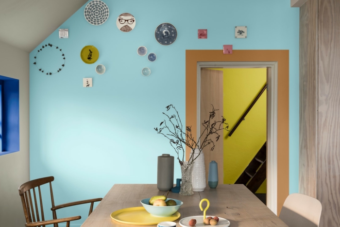ideas super frescas y modernas sobre como pintar una habitacion de dos colores, techo inclinado, pared pintada en azul claro, detalles en color terracota 