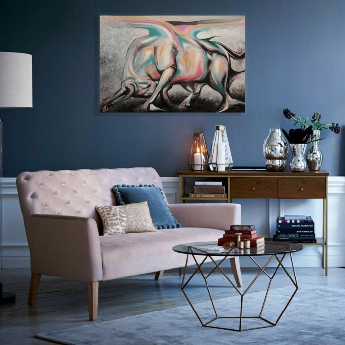 colores para paredes de salon en tendencia, decoración en tonos pastel, paredes en azul oscuro, sofá en rosado estilo vintage 