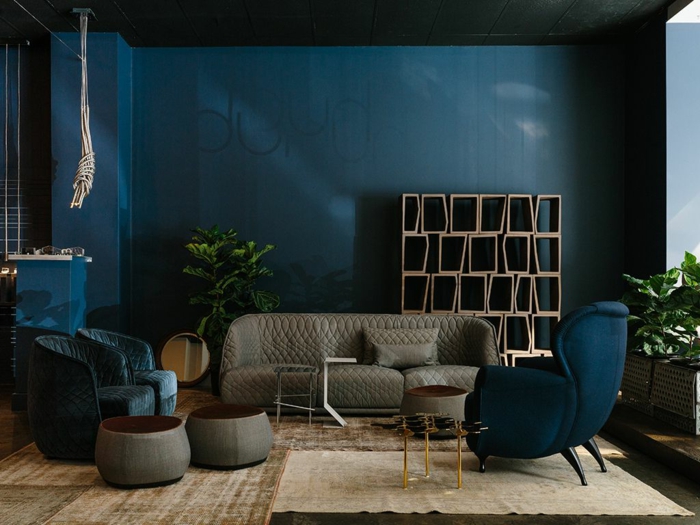 colores para paredes de salon modernos 2019, habitación oscura decorada en tonos terrestres, paredes en azul índigo oscuro 